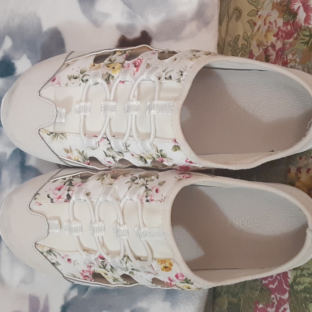 Easy Street Sport Slip Ons 61/2 M